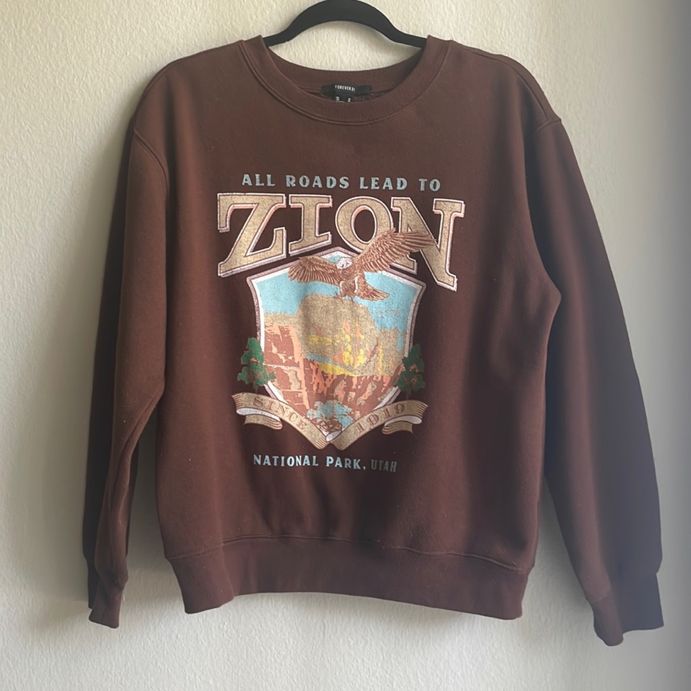 Juniors brown graphic crewneck size M